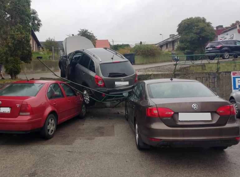 W Radziejowie nissan stoczył się na barierkę i inne samochody