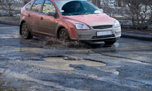 Samochód uszkodzony z powodu czynników zewnętrznych - kto zapłaci za naprawę?