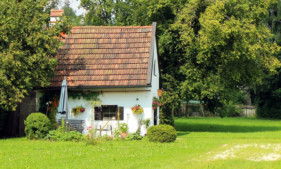 Ubezpieczenie domku letniskowego - kiedy działa polisa i co obejmuje?