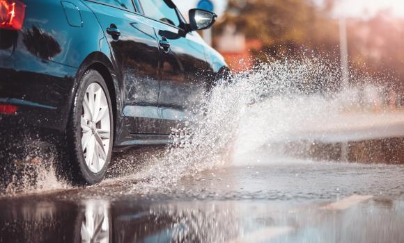 Aquaplaning – czym jest i jak sobie z nim radzić?